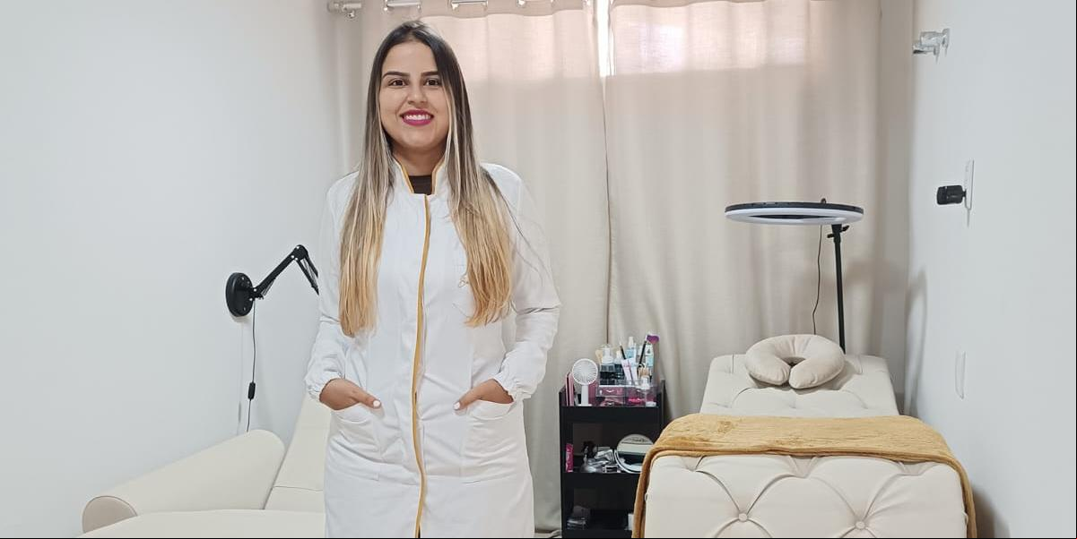 Bárbara Neves Ruas Athayde, esteticista e MEI há seis meses, destaca que a formalização trouxe segurança previdenciária para seu negócio e tranquilidade pessoal (Arquivo Pessoal)