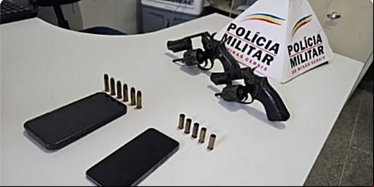 Polícia apreendeu a arma do crime e outra encontrada na residência da vítima, entregue pela companheira (Policia Militar)