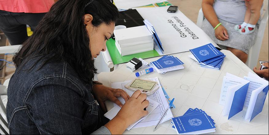 Apesar da alta do desemprego, o número de empregados com carteira assinada no país bateu novo recorde, chegando a 39,6 milhões (Dênio Simões/Agência Brasília)
