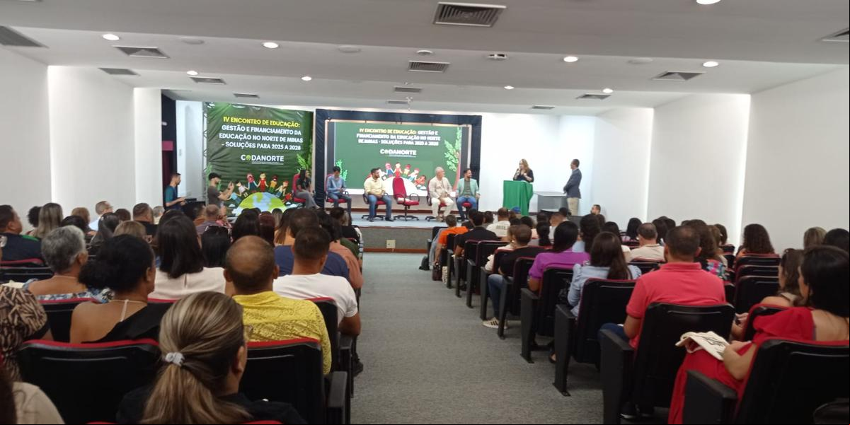 Manoel Barbosa enfatiza o planejamento em gestão educacional; Gleicio Rodrigues, de Ponto Chique, vê no conhecimento a chave para superar desafios (Márcia Vieira)