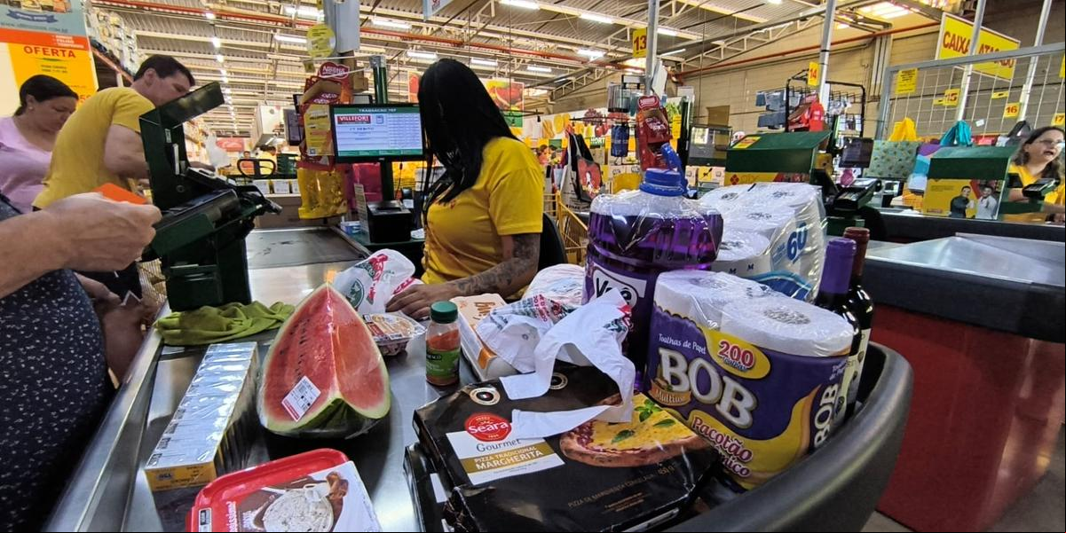 A economista Paula Cares, da Unimontes, observa que, embora haja percepção de aumento, os índices mostram queda no custo dos alimentos. Já Maria Cristina Alves Barbosa, funcionária pública, nota os efeitos da inflação em seu dia a dia (Larissa Durães)