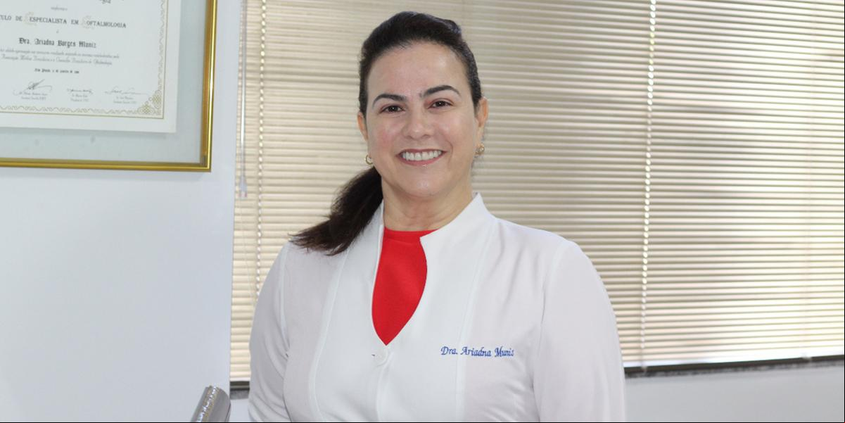 A oftalmologista Ariadna Muniz destaca a importância crucial dos exames oftalmológicos regulares. Ela menciona que diversas doenças dos olhos, incluindo glaucoma e retinopatia diabética, não apresentam sintomas evidentes inicialmente e só revelam sinais em fases mais graves, onde a perda da visão pode se tornar irreversível (Leonardo Queiroz)