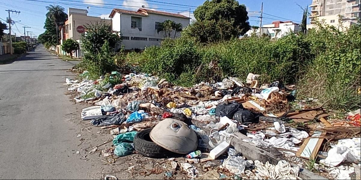 Lixão a céu aberto: prefeitura alega notificação do proprietário, contudo, problema permanece e moradores demandam ação imediata (Márcia Vieira)