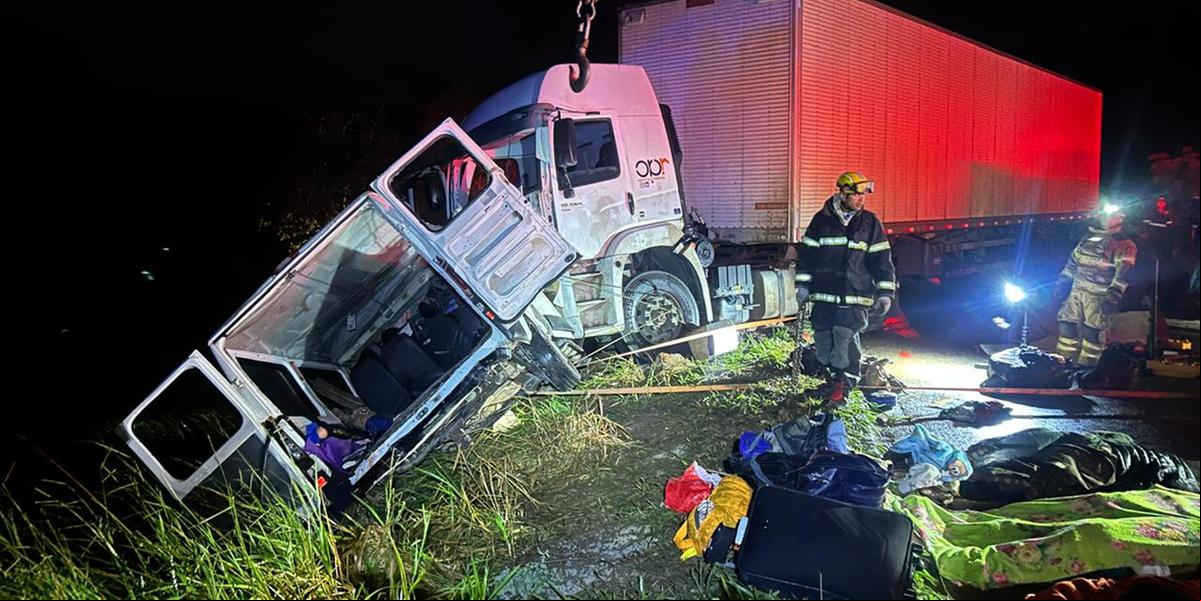 No local, foram encontrados uma carreta, que seguia para Bahia/Montes Claros, e uma van em sentido oposto, em área de difícil o (Corpo de Bombeiros/ divulgação)